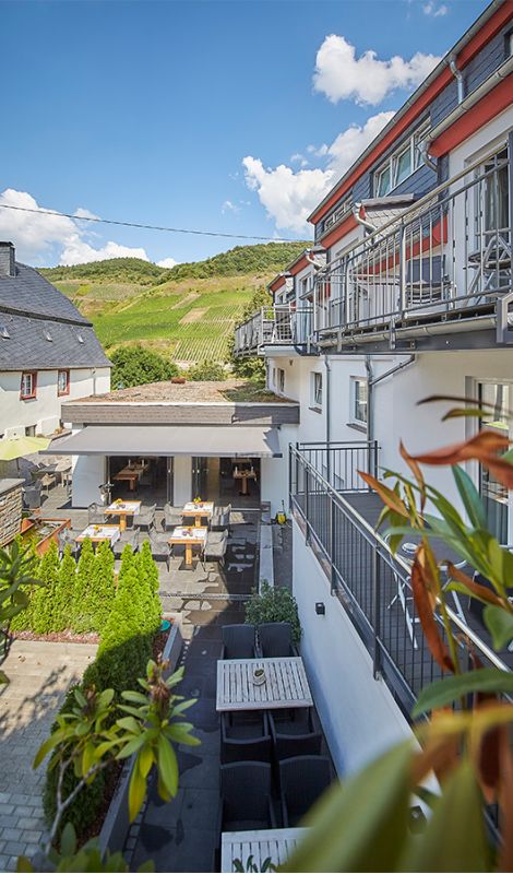 Blick Hauswand und Terrasse Hotelzimmer Aussenansicht