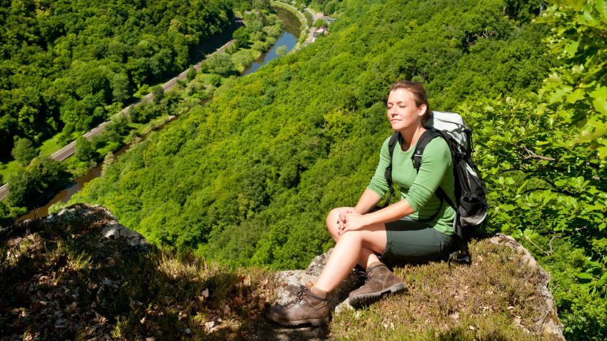 Wanderin geniesst eine Pause auf einem Felsen