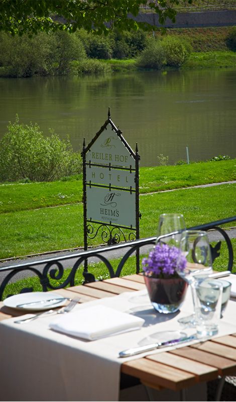 Terrasse des Hotels mit Blick auf die Mosel
